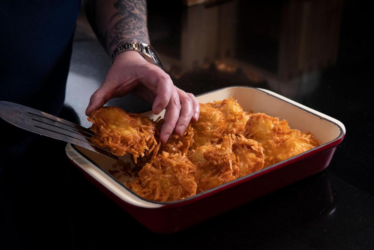 Qt Queenstown Exteriör bild A casserole being served