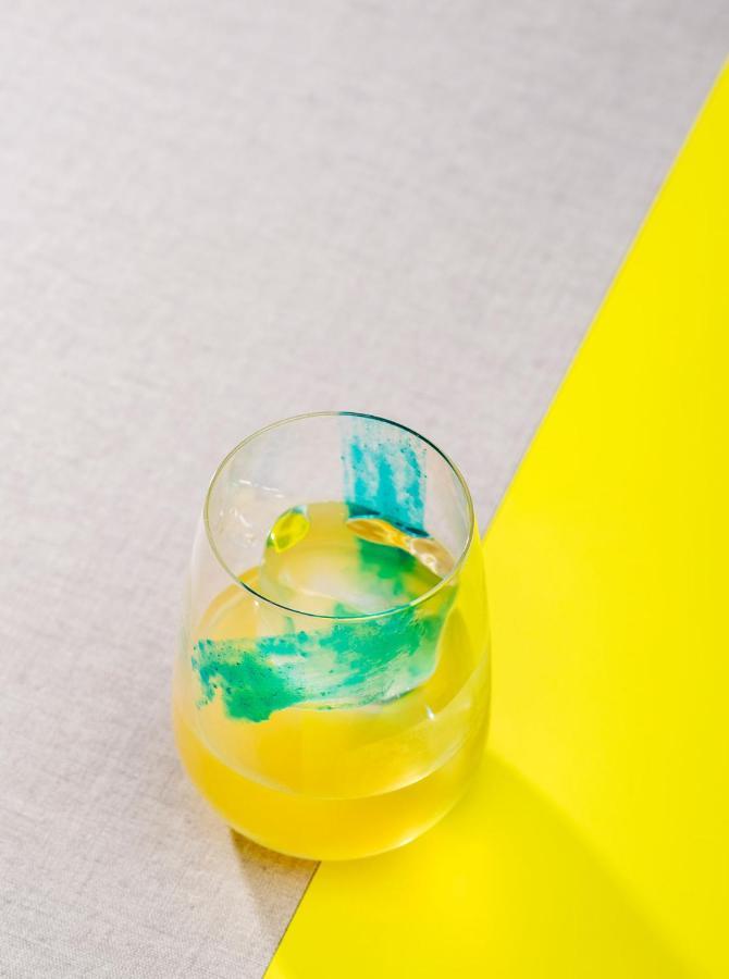 Qt Queenstown Exteriör bild A glass of yellow and blue paint