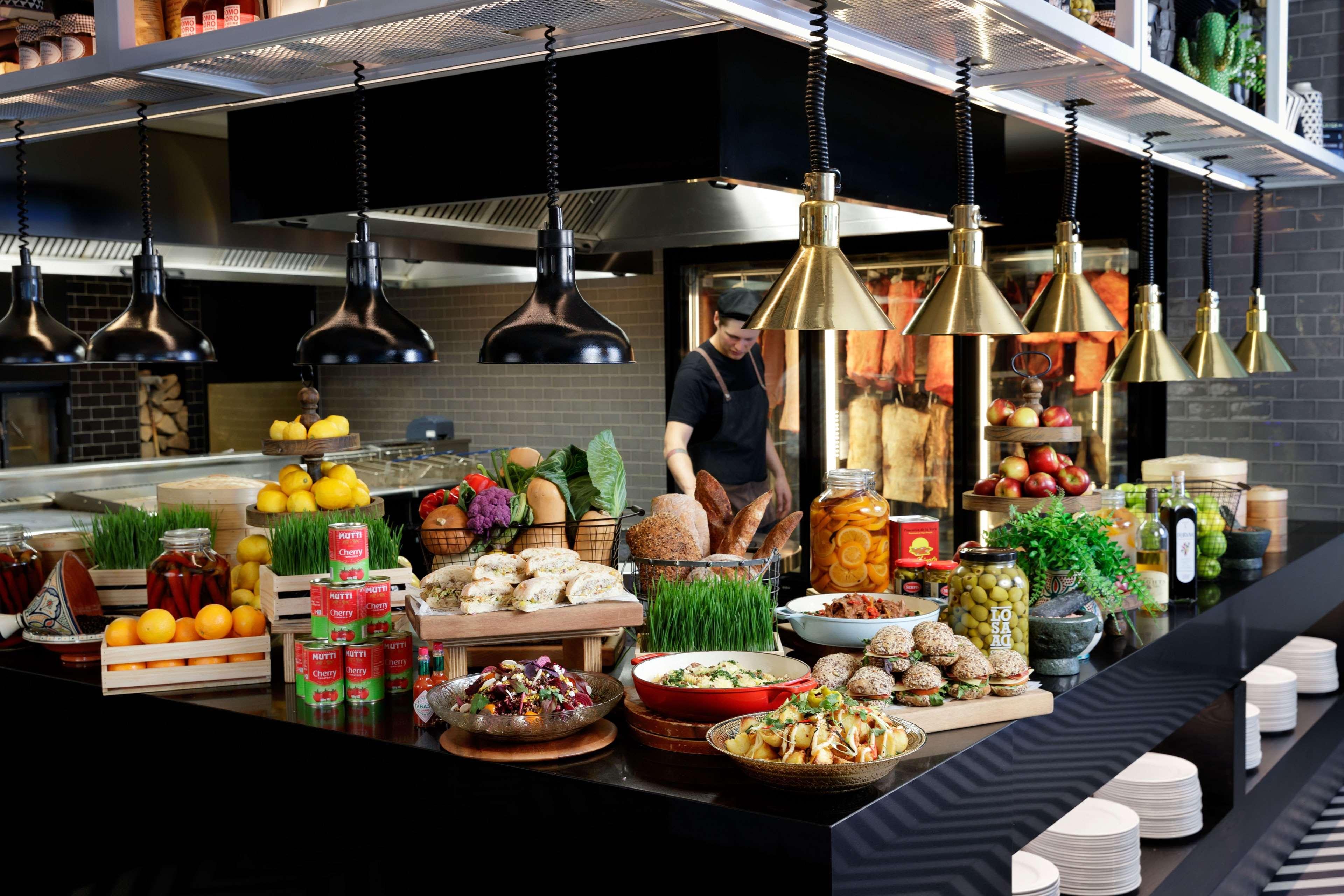 Qt Queenstown Exteriör bild A buffet at a restaurant