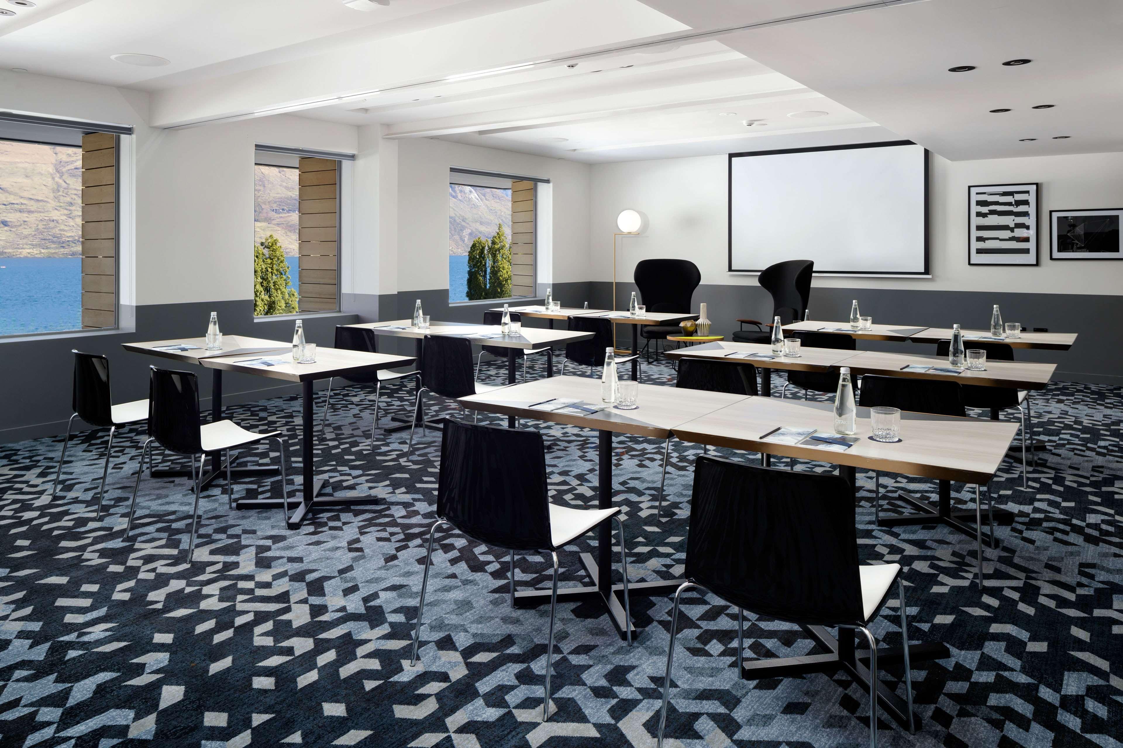 Qt Queenstown Exteriör bild Meeting room