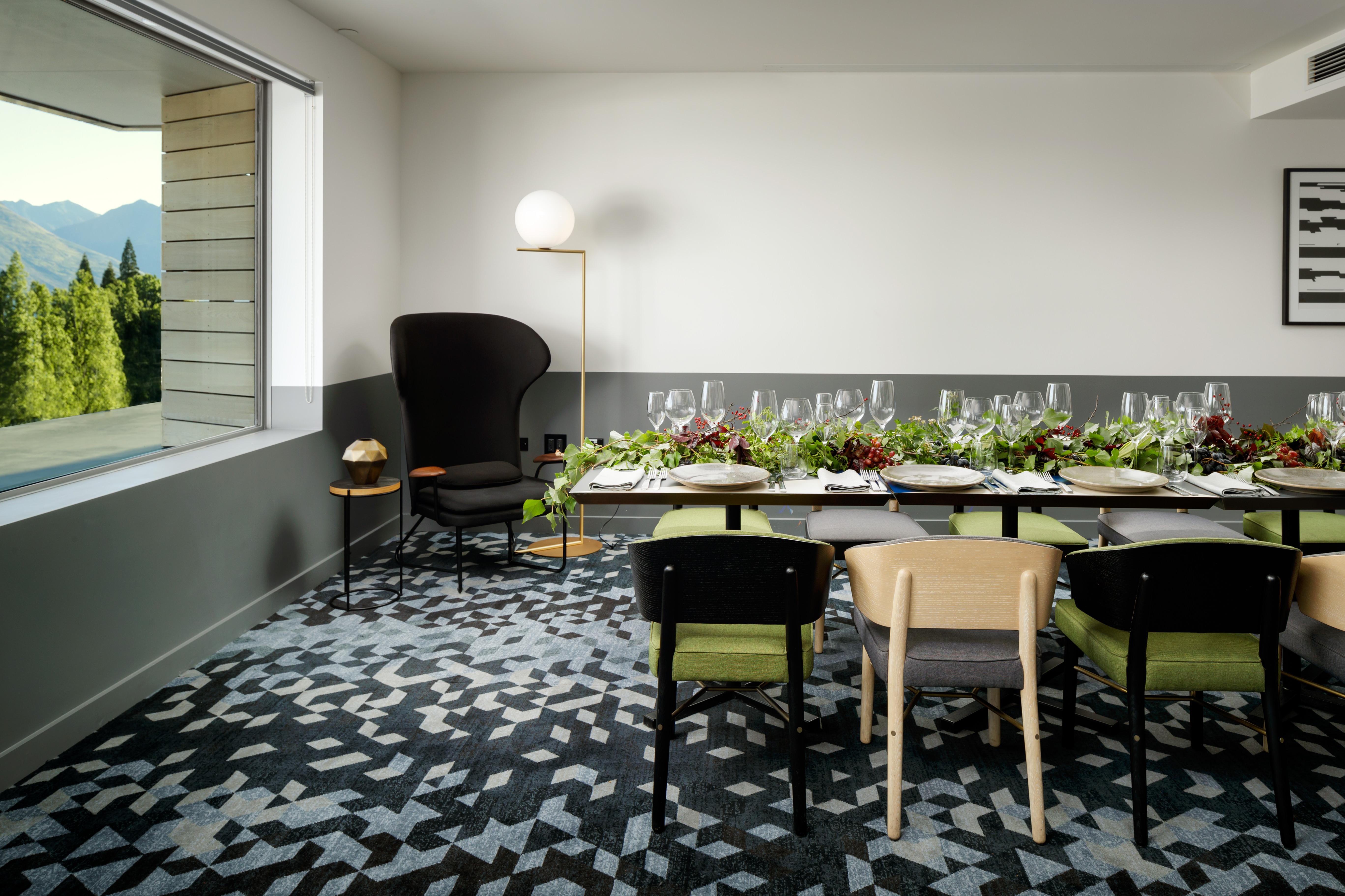 Qt Queenstown Exteriör bild The dining room at the Hotel