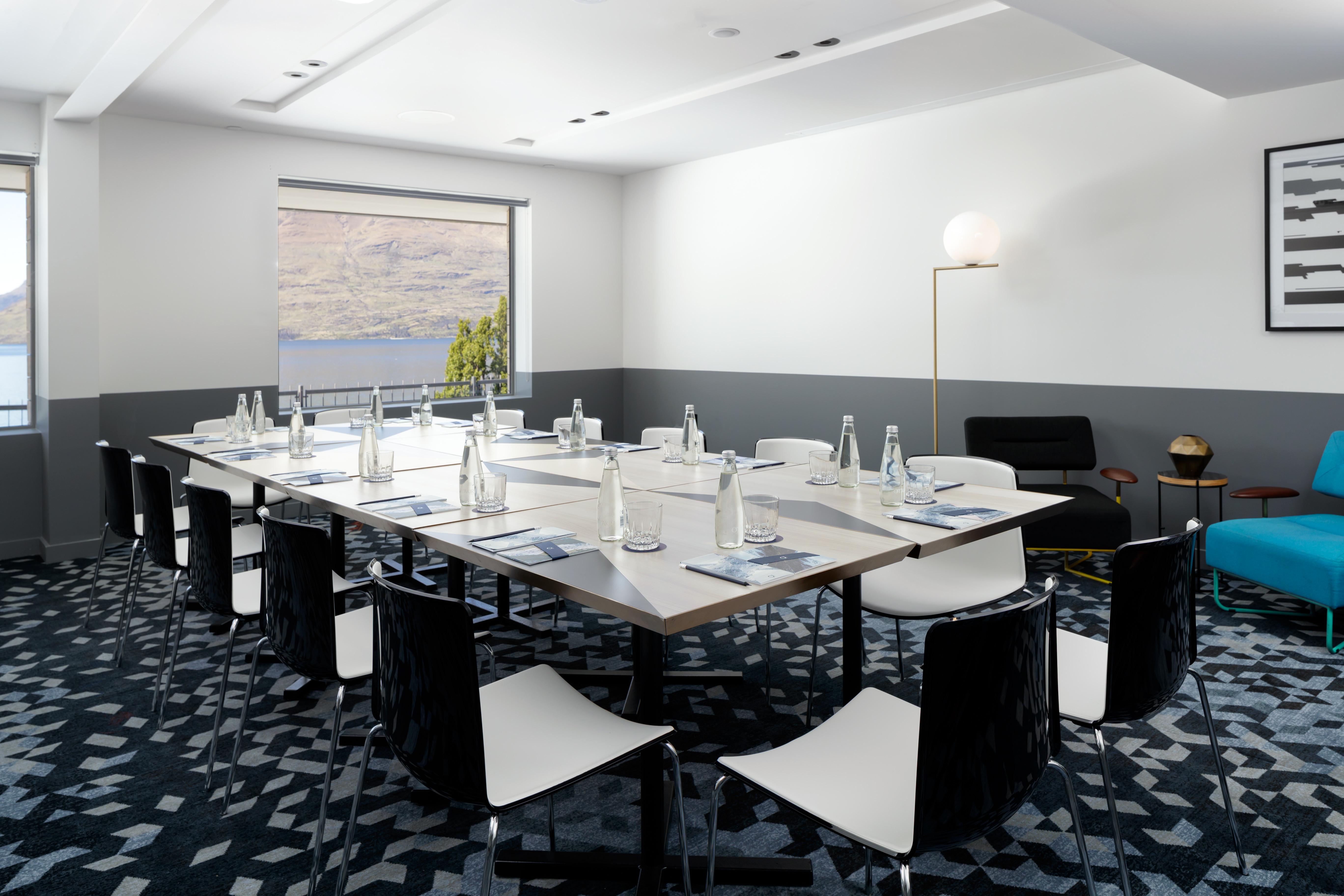 Qt Queenstown Exteriör bild Meeting room