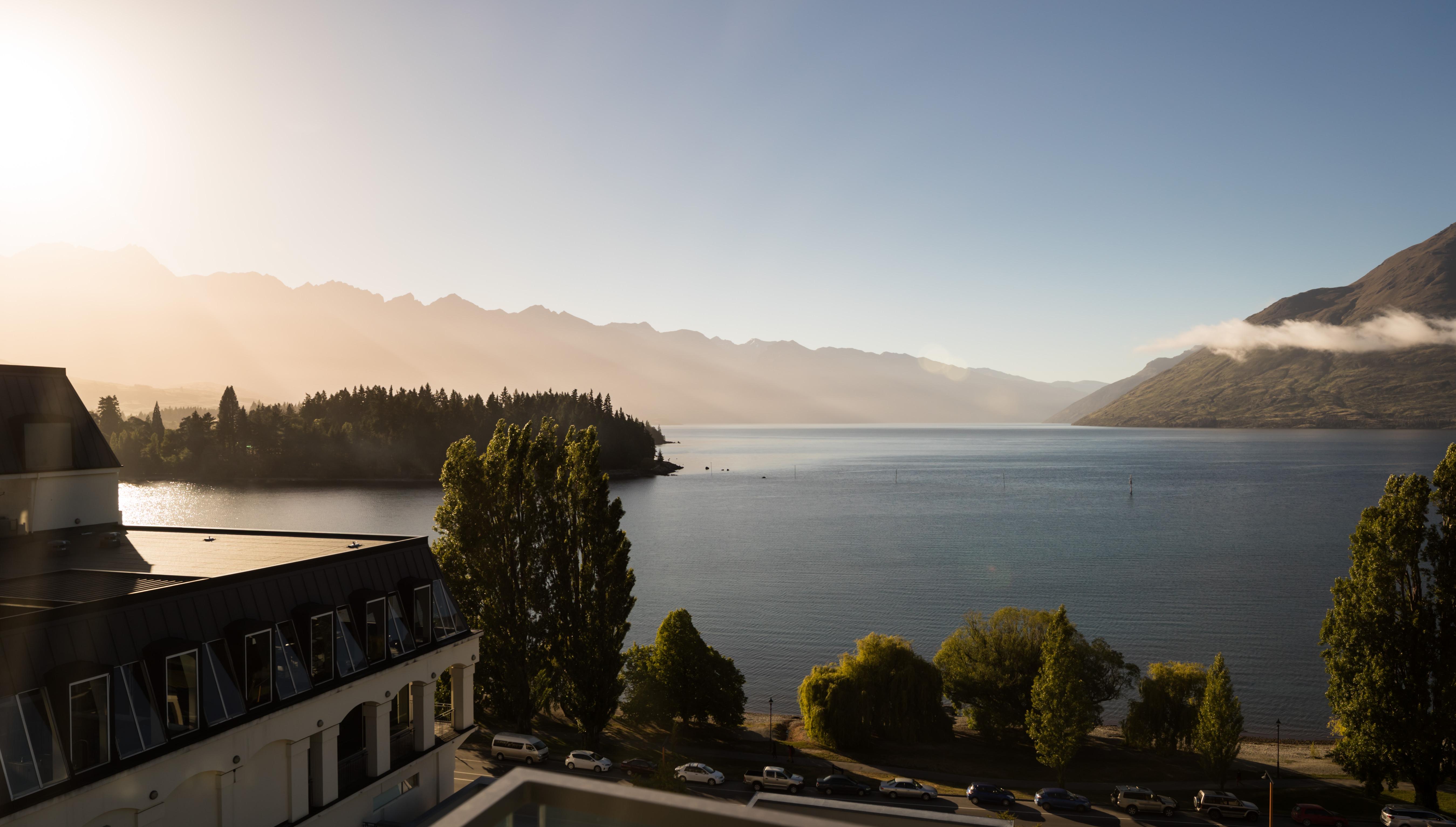 Qt Queenstown Exteriör bild View of Lake Wakatipu from Queenstown