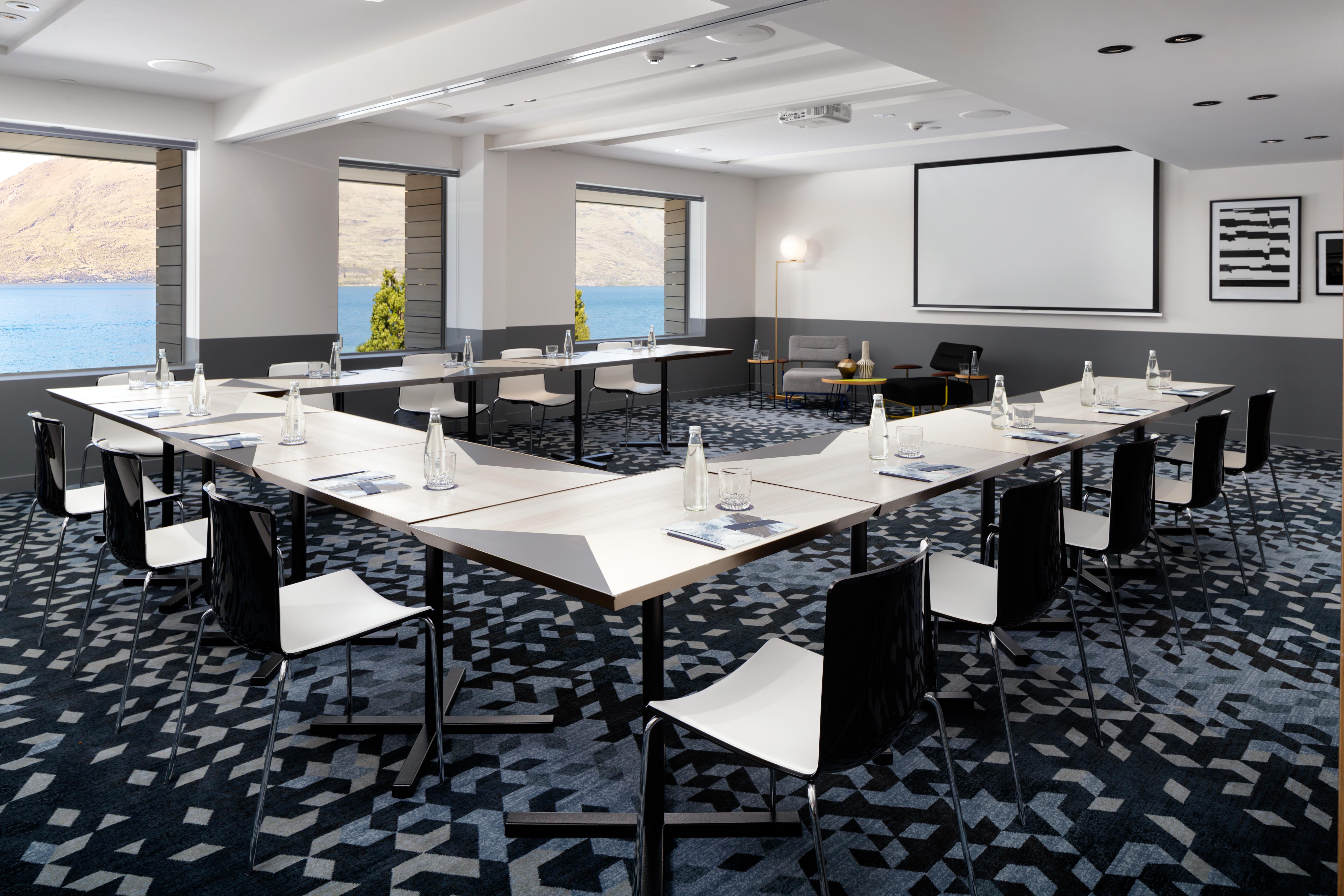 Qt Queenstown Exteriör bild Meeting room