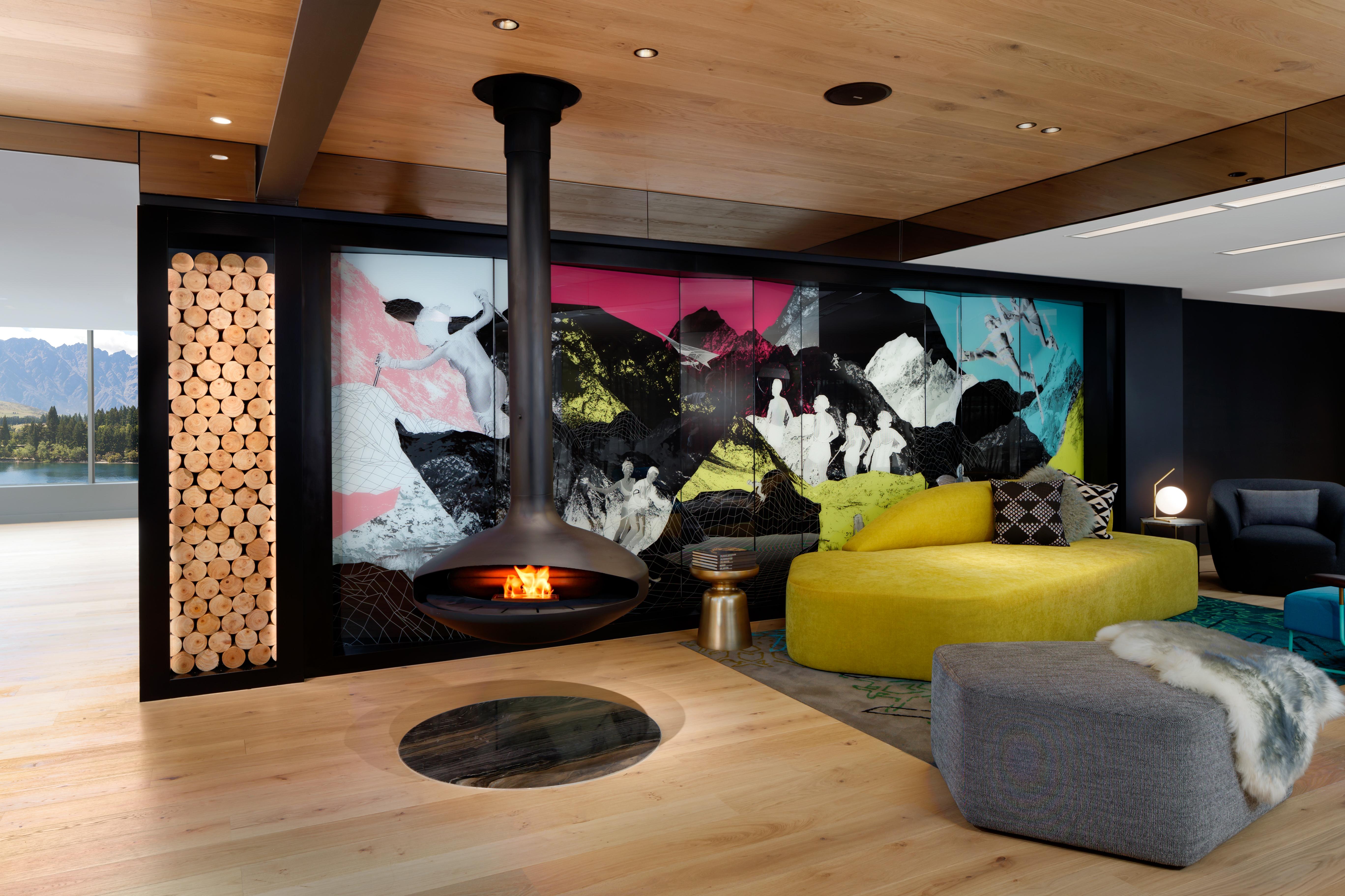 Qt Queenstown Exteriör bild A fireplace in a private home
