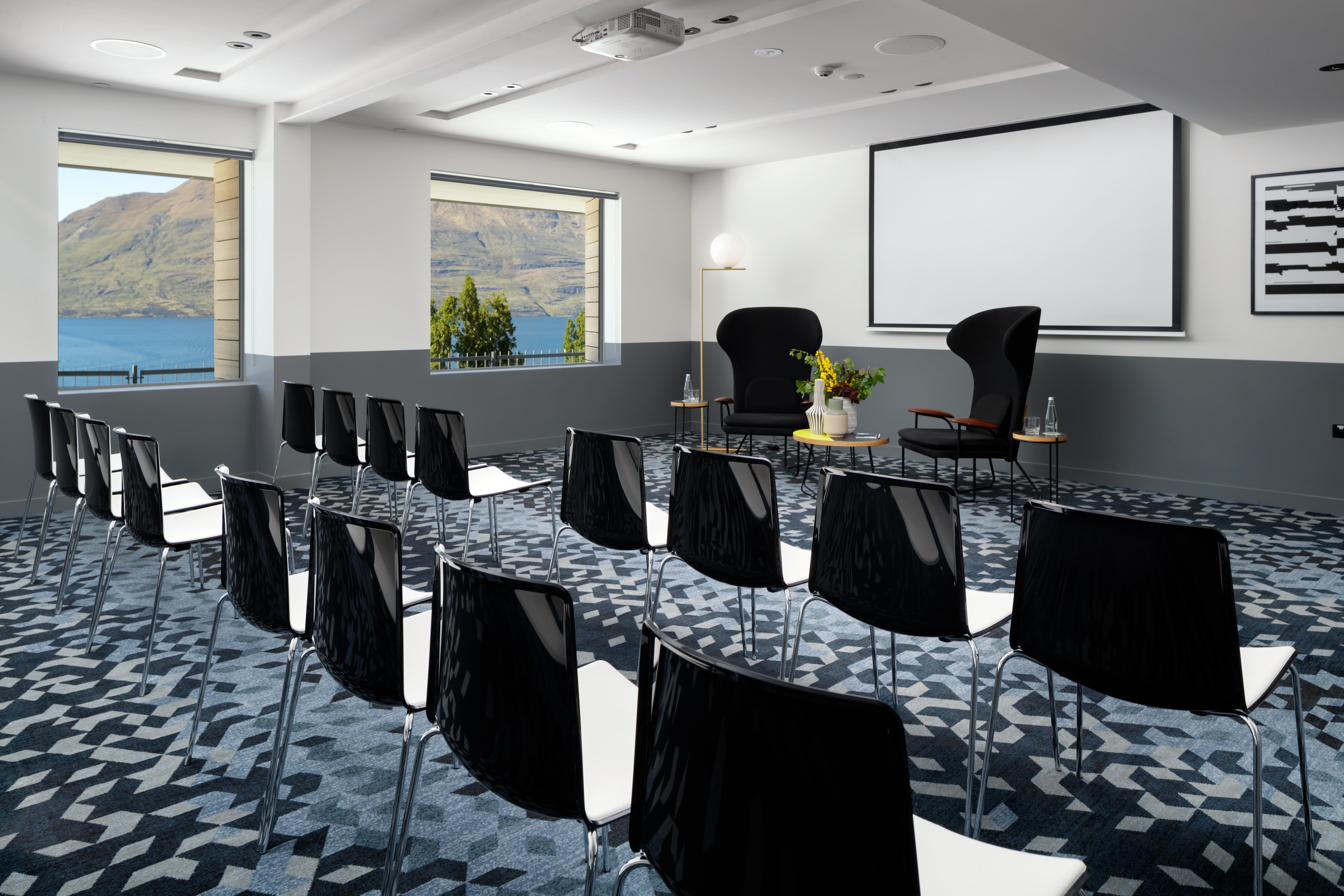 Qt Queenstown Exteriör bild The meeting room