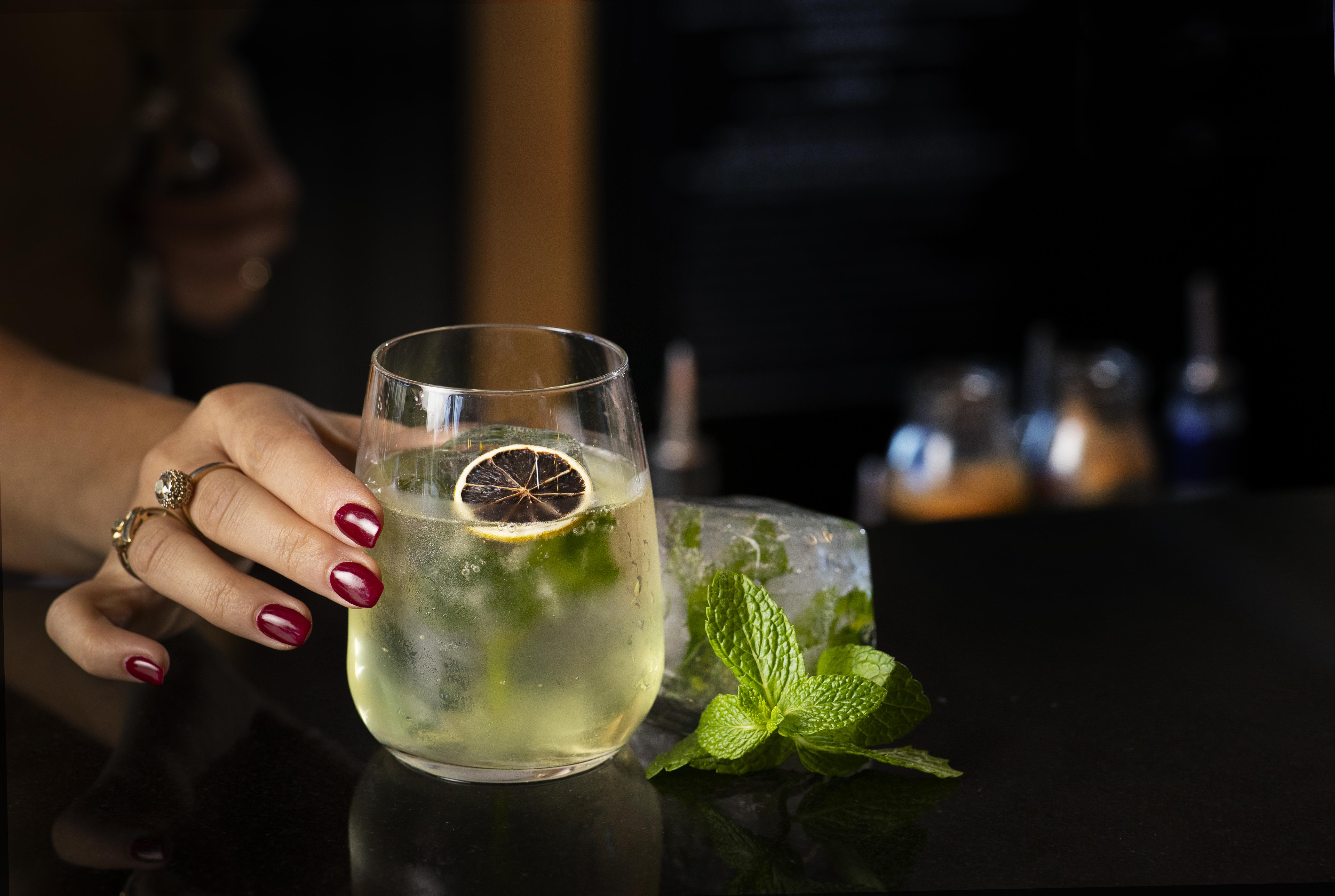 Qt Queenstown Exteriör bild A glass of lemon soda